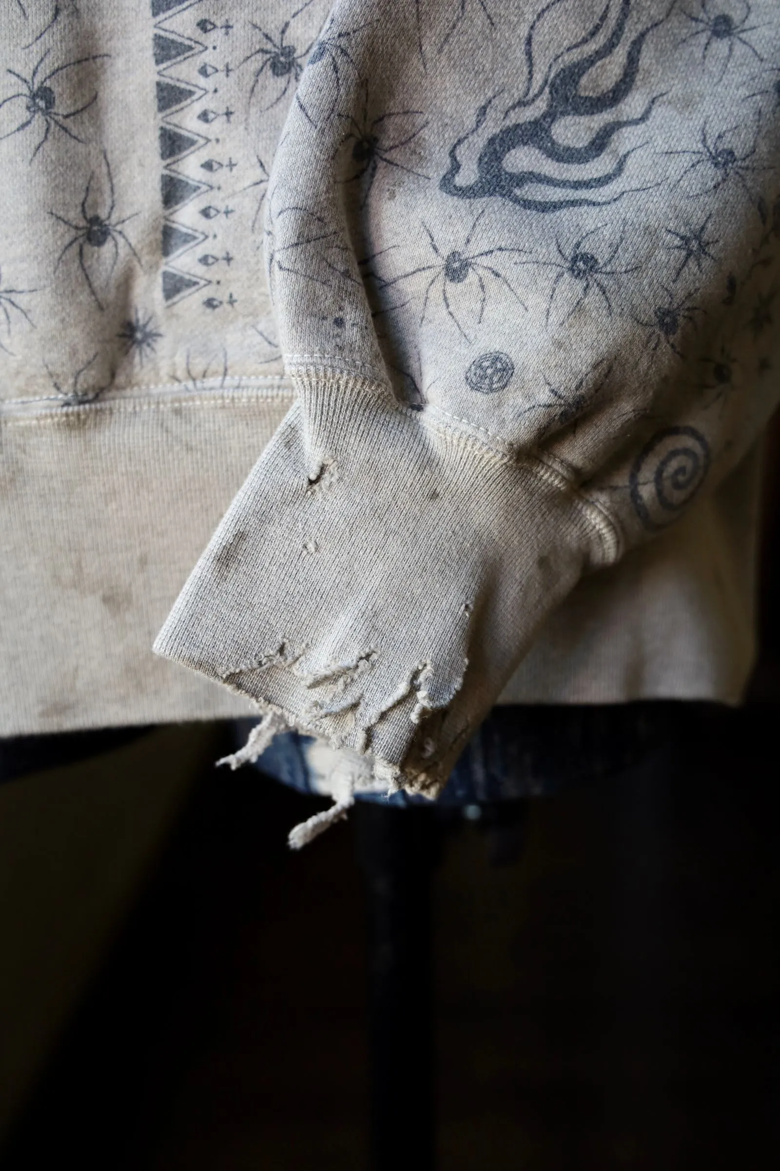 SAINT Mxxxxxx x DR. WOO HOODIE ' Dr.Woo ' /GRY Flame Swirl Spider Web Hoodie Distressed Gray S-XL Custom-woven and dyed nostalgic gray fabric. After printing, the garment is sprayed with potion to cause the fabric to oxidize and fade. A large number of artificial fabric destruction processes are added to make the whole piece of clothing look aged and unique like a work of art. This hoodie is co-branded with a famous tattoo design artist and customized with a full set of Dr.Woo accessories. Bringing you authentic items!